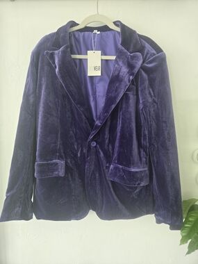 Classic Velvet Blazer in Deep Purple